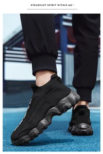 Seitenansicht schwarzer atmungsaktiver Strick-Socken-Sneaker auf einer blauen Sportbahn