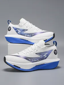 Primo piano di scarpe da corsa da uomo bianche e blu con suole spesse e tomaia in mesh