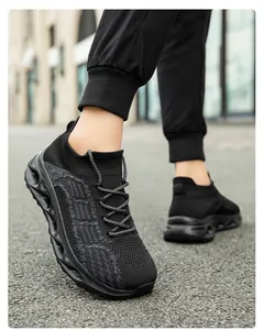 Primo piano di scarpe a calzino nere traspiranti in flyknit con suola ammortizzante
