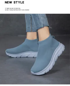 Detailaufnahme hellblauer, atmungsaktiver Fly-Knit-Socken-Schuhe mit dicken Sohlen.