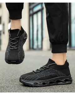 Primo piano dettagliato di sneaker a calzino in maglia nera traspirante per corsa all'aperto