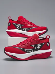 Vista dettagliata delle scarpe da corsa rosse da uomo con suola spessa e motivo a fulmine