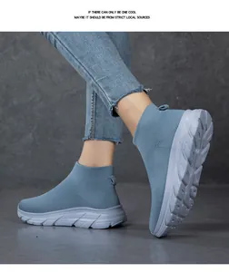 Nahaufnahme von atmungsaktiven blauen Fly-Knit-Socken-Sneakern mit flexibler Sohle