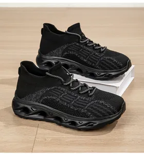 Dettaglio delle scarpe a calzino nere traspiranti fly-knit su un fondo in legno chiaro