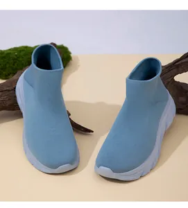 Detailansicht der blauen atmungsaktiven Fly-Knit Socken-Sneaker für Sport und Outdoor.