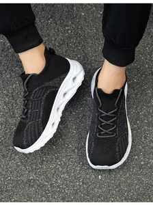 Vista dettagliata di sneakers a calzino in maglia traspirante con suole ammortizzate.