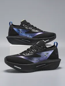 Dettaglio scarpe da corsa nere da uomo con elementi riflettenti viola retro trend