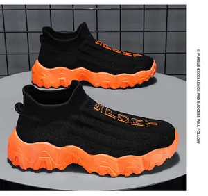 Detailansicht atmungsaktiver Fly-Knit-Sneaker mit klobiger orangefarbener Sohle