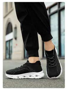 Vista laterale di sneaker in mesh nero traspirante con suole bianche ammortizzanti.