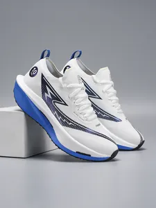 Dettaglio professionale scarpe da corsa bianche e blu da uomo con suola spessa e mesh