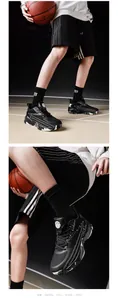 Nahaufnahme von schwarzen, atmungsaktiven Basketballschuhen aus Mesh an einem Model.