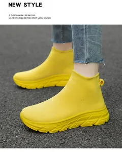 Detailansicht der leuchtend gelben, atmungsaktiven Fly-Knit-Socken-Sneaker am Modell
