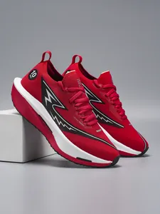 Dettaglio delle scarpe da corsa rosse traspiranti da uomo con suole spesse bianche ammortizzate