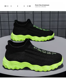 Detailansicht von schwarzen Fly-Knit-Sneakern mit neongrünen Sohlen und SPORT-Print.