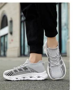 Vista dettagliata delle sneaker in maglia grigia traspirante con suola bianca ammortizzata