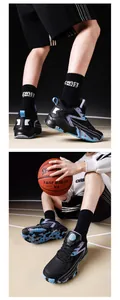 Nahaufnahme der atmungsaktiven Basketballschuhe mit blauem Camouflage-Muster