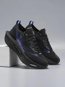 Dettaglio scarpe da corsa nere con motivo a fulmine viola su sfondo grigio minimal