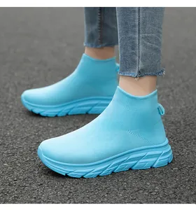 Detaillierte Nahaufnahme von hellblauen atmungsaktiven Socken-Sneakern für den Outdoor-Lauf.