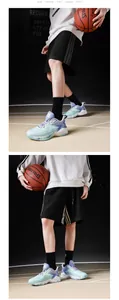 Detailansicht atmungsaktiver Flyknit-Basketballschuhe für Herren in Blau und Lavendel.