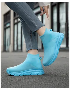 Seitenansicht der hellblauen atmungsaktiven Fly-Knit Socken-Sneaker für Outdoor