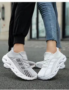 Sneaker a calzino in maglia traspirante per coppie con suole cave ed ammortizzanti