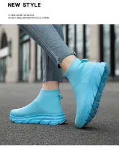 Nahaufnahme von hellblauen Fly-Knit Slip-On Socken-Sneakern in einer städtischen Straße