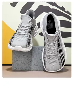 Vista dettagliata della trama fly-knit grigia traspirante delle scarpe sneaker leggere