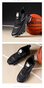 Nahaufnahme des atmungsaktiven Fly-Knit-Gewebes dieser schwarzen Basketballschuhe