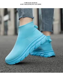 Detailansicht hellblauer atmungsaktiver Fly-Knit-Sneaker zum Hineinschlüpfen für Sport
