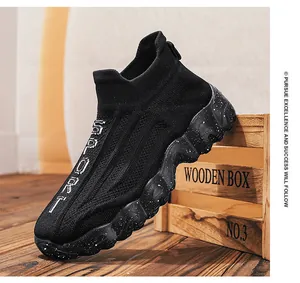 Nahaufnahme eines schwarzen, atmungsaktiven Fly-Knit-Socken-Schuhs mit gesprenkelter Sohle