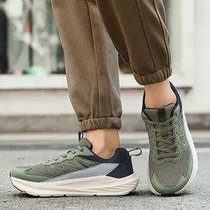 Ademende groene mesh hardloopsneakers met dikke zolen voor informele buitensporten
