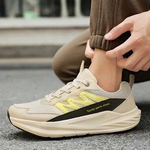 Comfortabele hardloopschoenen met brede neus in beige met gele accenten