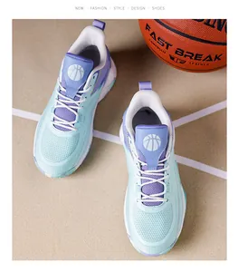 Draufsicht auf atmungsaktive Flyknit-Basketballschuhe in hellblauer und lila Farbe