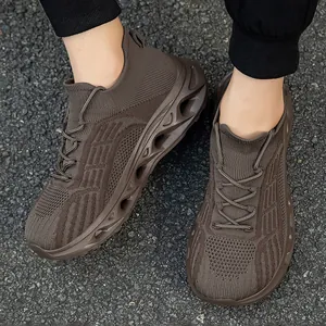 Scarpe a calzino in maglia traspirante marrone con suole morbide ammortizzanti e leggere.