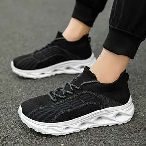 Sneakers a calzino in maglia traspirante con suole leggere ammortizzanti per la corsa.