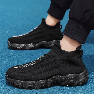 Schwarze, atmungsaktive Fly-Knit-Sneaker mit stylischer Sohle im weißen Spritzmuster