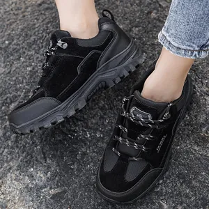 Zapatillas de senderismo negras de caña baja con suela de goma en grava