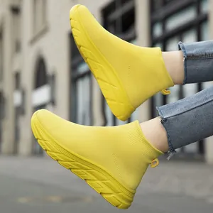 Stylische neongelbe atmungsaktive Fly-Knit-Socken-Sneaker für Outdoor-Sport und Laufen.