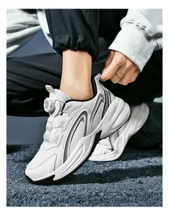 Gros plan de chaussures de randonnée blanches avec fermeture à boucle rotative.