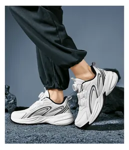 Chaussures de randonnée blanches avec boucle rotative et semelle antidérapante mixte.