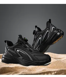 Vue détaillée de baskets de randonnée noires avec système de laçage rapide sur fond de sable