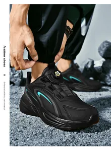 Vue détaillée de baskets de randonnée noires avec laçage rotatif sur un sol rocheux.