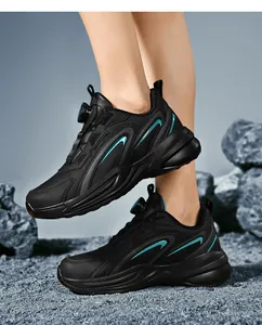 Vue détaillée de chaussures de randonnée noires avec semelles antidérapantes et boucle rotative