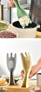 Detailansicht eines Silikon-Reiswäschers mit praktischen Drainageschlitzen und Griff.
