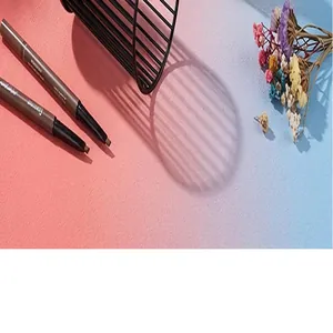 Détail du panier de rangement en métal projetant une ombre sur les crayons cosmétiques
