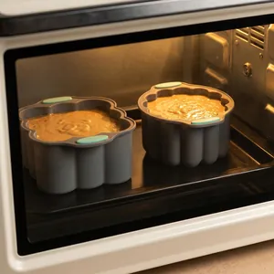 Deux moules à gâteaux en silicone gris résistants à la chaleur dans un four chaud.