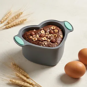 Moule à gâteau en silicone gris en forme de cœur avec poignées pour cuire des brownies