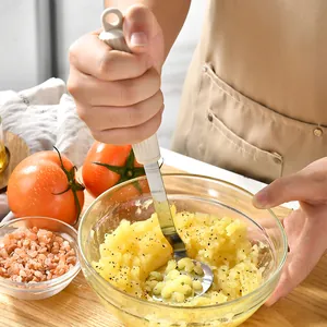 Professioneller Kartoffelstampfer aus Edelstahl in der Anwendung für feines Kartoffelpüree