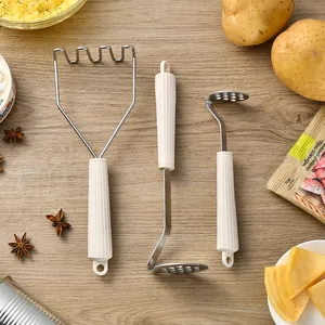 3er-Set Kartoffelstampfer aus Edelstahl mit ergonomischen weißen Griffen für die Küche.
