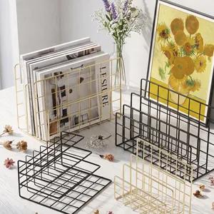 Moderno organizer da scrivania in filo metallico e fermalibri per una conservazione ordinata